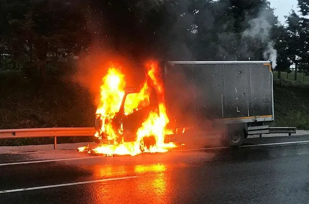 Son dakika: Esenler’de kamyonet alev alev yandı