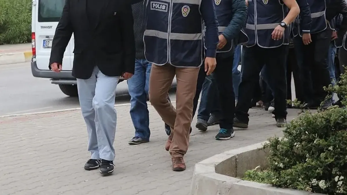 FETÖ'nün güncel yapılanmasına 3 ilde operasyon: 12,8 milyonluk altın ve nakit para ele geçirildi