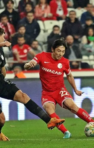 Spor Toto Süper Lig'in 21. haftasında Fraport TAV Antalyaspor evinde Ümraniyespor'u 3-2 yendi