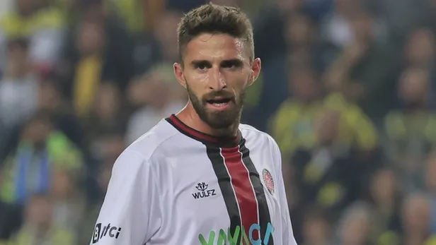 fenere-borini-calimi-besiktas-italyan-yildizin-transferinde-sona-yaklasti-1675472143481.jpeg