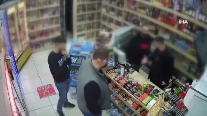 esenyurtta-tekel-bayisine-bir-silahli-saldiri-daha-goruntuler-kan-dondurdu-1701374533475.jpeg Esenyurt'ta tekel bayisine bir silahlı saldırı daha! O anlar güvenlik kamerasına böyle yansıdı-3