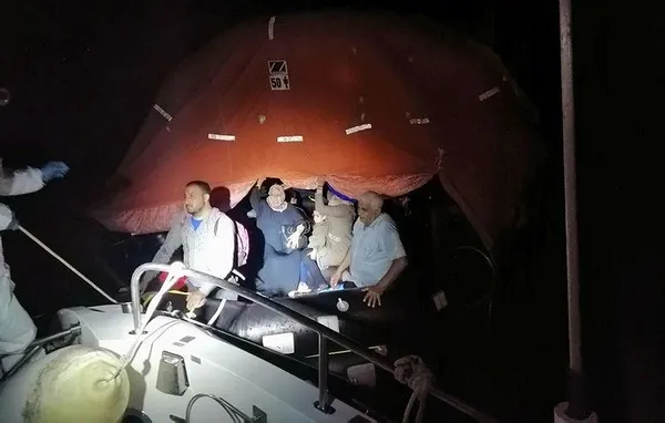 Yunan Sahil Güvenliği korsanlığa başladı! Sığınmacıların telefonlarını ve paralarını almışlar-1