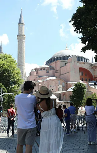 Ayasofya Camisine yoğun ilgi! Yerli ve yabancı turist yağdı