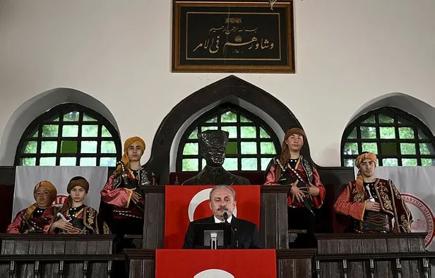 TBMM'nin 103. yılında devlet erkanı Anıtkabir'i ziyaret etti! Mustafa Şentop Anıtkabir Özel Defteri'ni imzaladı-11