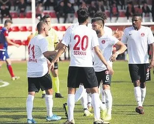 Ümraniyespor dört köşe!