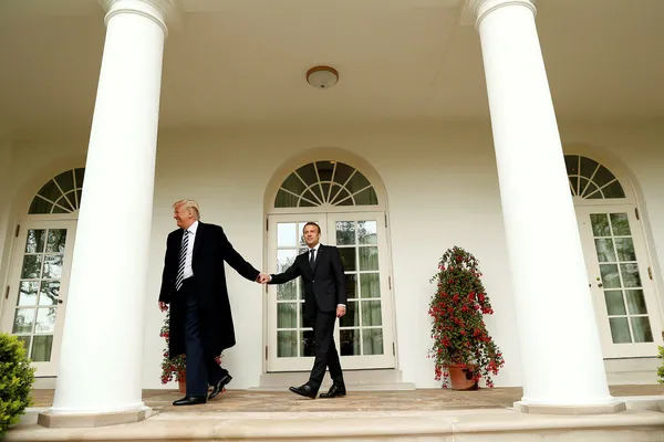 Trump Macron'u böyle götürdü-6
