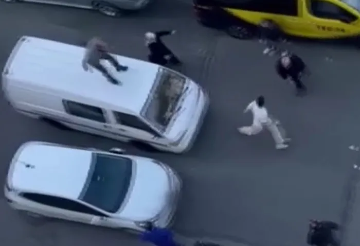 gaziosmanpasada-balyozlu-trafik-kavgasi-saniye-saniye-kamerada-1704548067896.jpg Gaziosmanpaşa'da balyozlu trafik kavgası! Saniye saniye kamerada-4