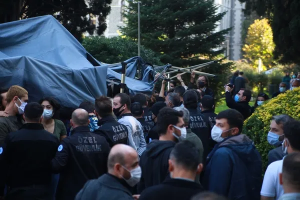 Boğaziçi Üniversitesi'ndeki izinsiz gösteride 45 kişi gözaltına alındı-4