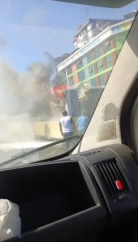 sultangazide-iett-otobusunun-motorunda-yangin-cikti-1750775297555.jpeg Sultangazi'de İETT otobüsünün motorunda yangın çıktı (DHA)