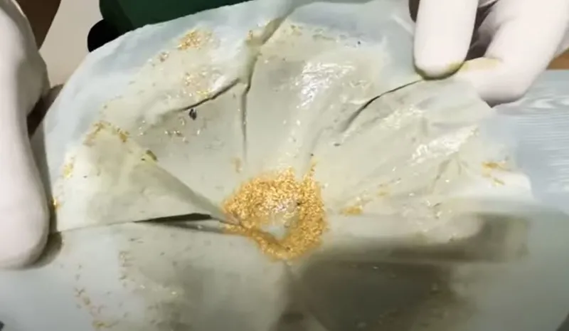 hurdacisindan-sarrafina-herkes-pesine-dustu-bilmeden-cope-atmayin-icinden-altin-fiskiriyor-1720681295723.jpg Bilmeden çöpe atmayın içinden çil çil altın çıkıyor! Hurdacısından sarrafına herkes peşine düştü-8