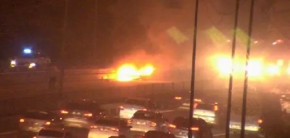 15-temmuz-sehitler-koprusunde-otomobil-alev-topuna-dondu-1704481487808.jpeg 15 Temmuz Şehitler Köprüsü'nde otomobil alev topuna döndü!-3