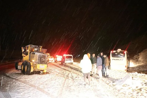Son dakika: Erzincan'da yolcu otobüsü iş makinesine çarptı! Çok sayıda yaralı var-1