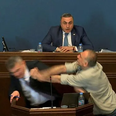 Yabancı Etkinin Şeffaflığı yasa tasarısı ortalığı karıştırdı! Gürcistan parlamentosunda yumruklar havada uçtu