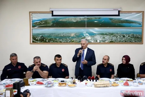 Binali Yıldırım itfaiyecilerle sahur yaptı