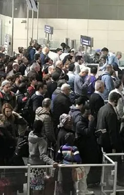 Atatürk Havalimanı'nda metrelerce kuyruk oluştu