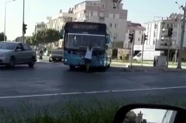 Antalya'da şoke eden olay! Otobüse maskesiz alınmayınca sileceklere tutundu