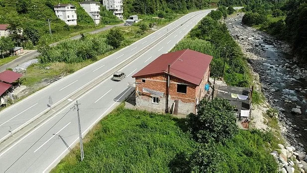 rizede-hayrete-dusuren-pankart-kendime-hanim-ariyorum-1690984320092.jpeg Rize'de hayrete düşüren pankart: Kendime hanım arıyorum-2