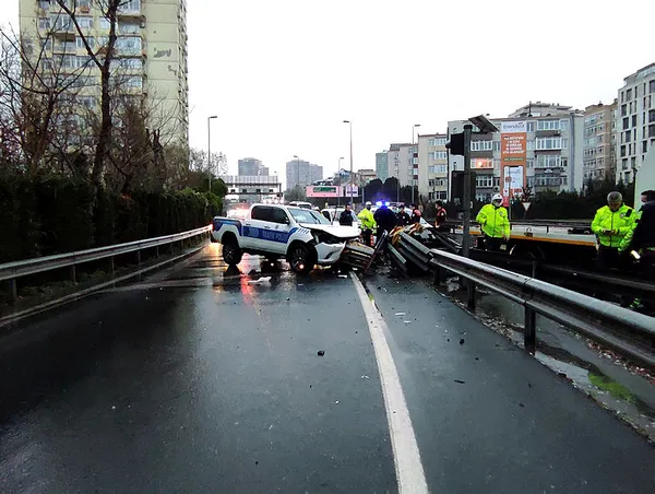 mecidiyekoyde-feci-kaza-polis-araci-bariyerlere-girdi-1609482243428.jpg Mecidiyeköy'de feci kaza! Polis aracı bariyerlere girdi-1