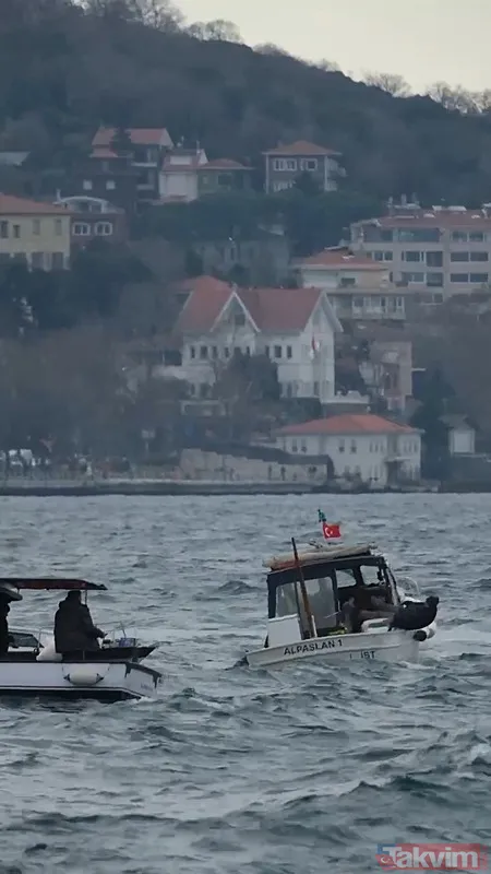Üsküdar'da denize düşen balıkçıyı diğer teknedekiler kurtardı - 5