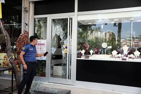 1597140902893.jpg Adana'da film gibi kuyumcu soygunu! Kadın kılığına girip...-3