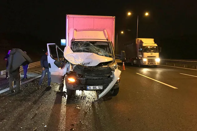 Kuzey Marmara Otoyolu'nda kamyon tıra çarptı: 1 kişi yaralandı!