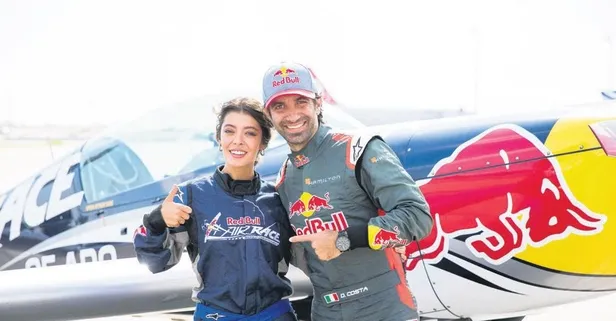 Selin Şekerci ve Yağmur Sarıoğlu İtalyan akrobasi pilotu Dario Costa'ya co-pilotluk yaptı