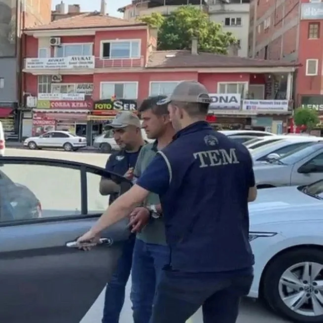 Tek tek enseleniyorlar! FETÖ firarisi eski polis otobüste yakalandı
