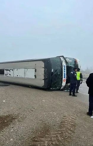 Ankara'da kontrolden çıkan yolcu otobüsü devrildi: 8 yaralı