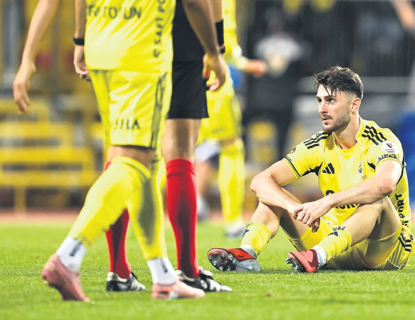 Fener enkaz altında