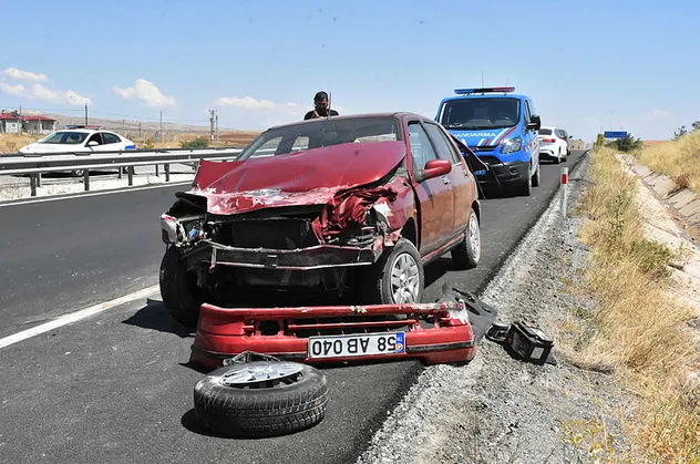 Sivas'ta korkunç kaza! Bariyerlere daldı: 2'si ağır 5 yaralı