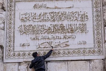 Emevi Camii duvarındaki ''Esad'' adı kırıldı!