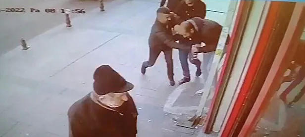 beyoglunda-telefon-kavgasi-kalbinden-bicaklandi-1652171650843.jpg Beyoğlu'nda 'telefon' kavgası: Kalbinden bıçaklandı-2