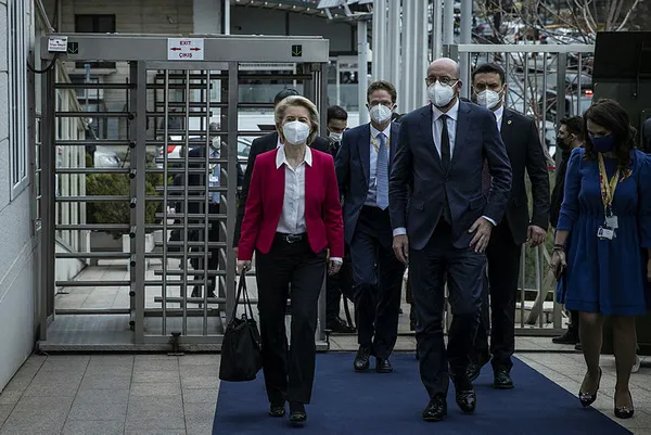 ab-kurumlarinin-liderleri-aralarindaki-protokol-kavgasini-masaya-yatiriyor-1618244005861.jpg AB kurumlarının liderleri, aralarındaki protokol kavgasını masaya yatırıyor-6