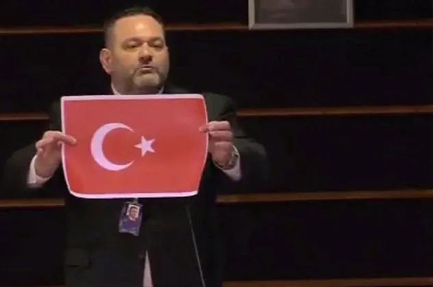 Son dakika: AP'den skandal harekete ceza! Türk bayrağını yırtan hadsiz Yunan vekil loannis Lagos'un dokunulmazlığı kaldırıldı!