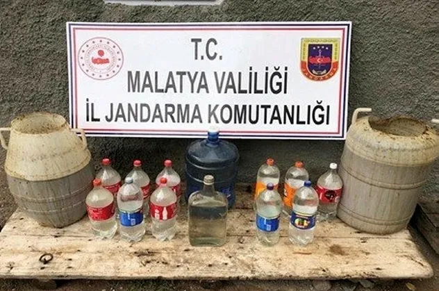 Son dakika: Malatya'da bin litre sahte içki ele geçirildi