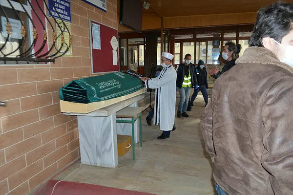 1609328532181.jpg Tekirdağ'da akılalmaz olay! Aile üyeleri isyan etti: Bu cenaze yürüyerek mi çıktı?-3