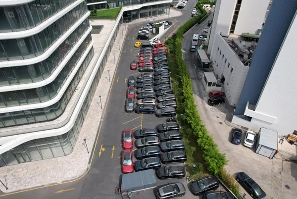 teslimat-icin-bekleyen-togglar-istanbula-siraya-dizildi-1692172743104.jpeg Teslimat için bekleyen Togg’lar İstanbul'a sıraya dizildi-4