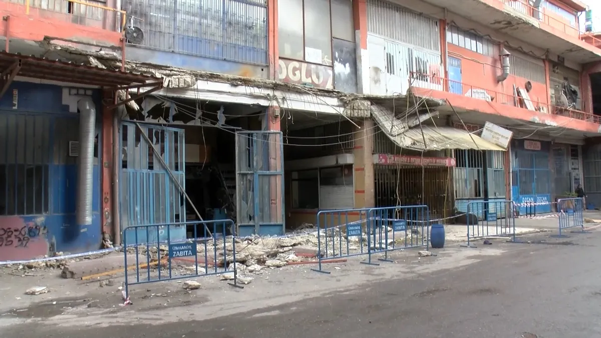 İstanbul Ümraniye'deki Güven Sanayi Sitesi'nde yıkım hazırlığı sırasında balkon çöktü! 3 işçi yaralandı