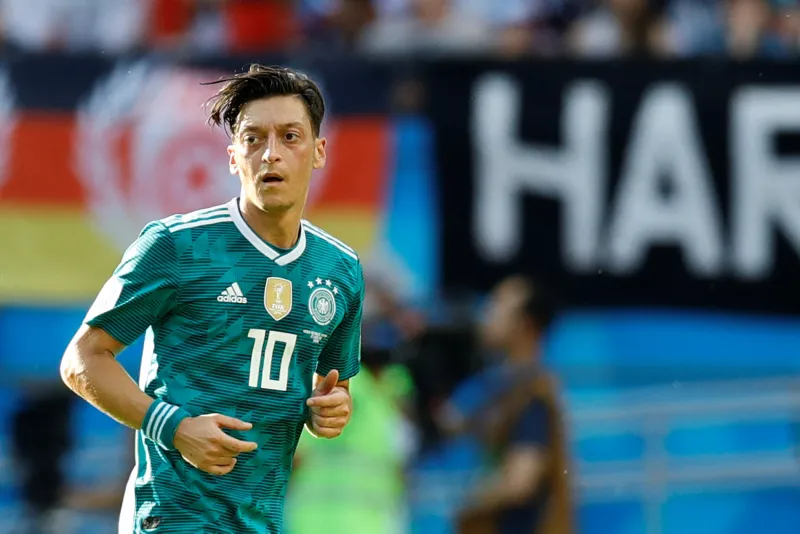 Alman holiganlar Mesut Özil'e saldırdı - 1