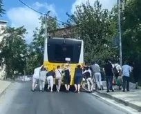 Sarıyer’de arızalanan İETT otobüsünü yolcuların ittiği anlar kamerada
