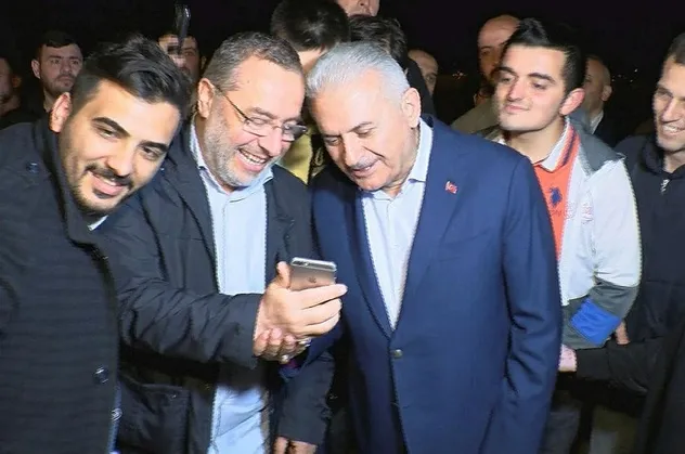 Binali Yıldırım'a sabah namazı çıkışı yoğun ilgi
