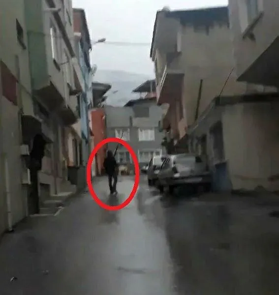 bursada-genc-kiz-kendisini-takip-edip-masturbasyon-yapan-tacizciyi-goruntuledi-polis-harekete-gecti-1616616953890.jpeg Bursa'da genç kız kendisini takip edip mastürbasyon yapan tacizciyi görüntüledi! Polis harekete geçti...-2