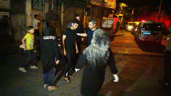 adiyamanda-suriye-uyruklu-iki-grup-arasinda-alacak-verecek-kavgasi-2-yarali-5-gozalti-1654026905107.jpg Adıyaman'da Suriye uyruklu iki grup arasında alacak verecek kavgası: 2 yaralı 5 gözaltı-2