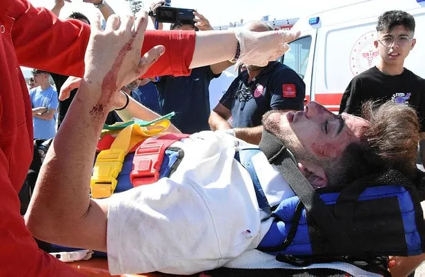 Sivas'ta duygulandıran anlar! Yaralanan sürücü sağlık görevlisinin eline sarıldı-3