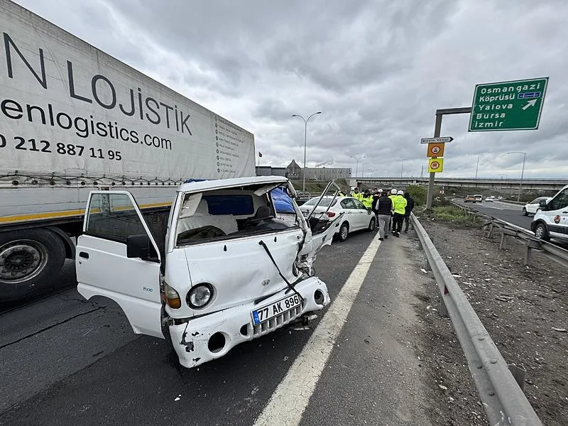 Anadolu Otoyolu'nun Kocaeli kesiminde meydana gelen zincirleme kaza nedeniyle Ankara istikametinde ulaşım sağlanamıyor. (AA)