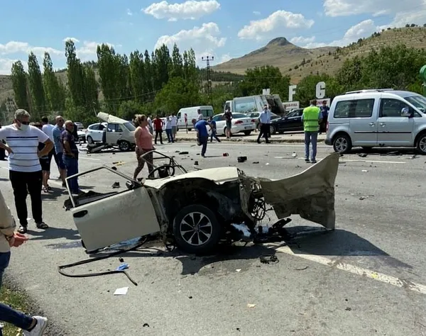 ankarada-zincirleme-trafik-kazasi-bir-otomobil-ikiye-bolundu-10-yarali-ankara-sehir-hastanesine-kaldirildi-1626645571755.jpg Ankara'da zincirleme trafik kazası: Bir otomobil ikiye bölündü, 10 yaralı Ankara Şehir Hastanesine kaldırıldı-4