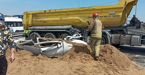 SON DAKİKA! TEM’de kum yüklü TIR otomobilin üzerine devrildi! Sürücüden kötü haber