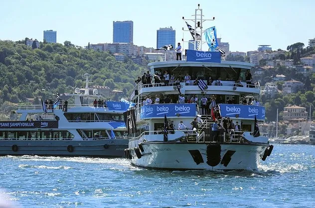 İstanbul Boğazı'nda görsel şölen! Süper Lig ve ZTK şampiyonu Beşiktaş, kutlamalara başladı