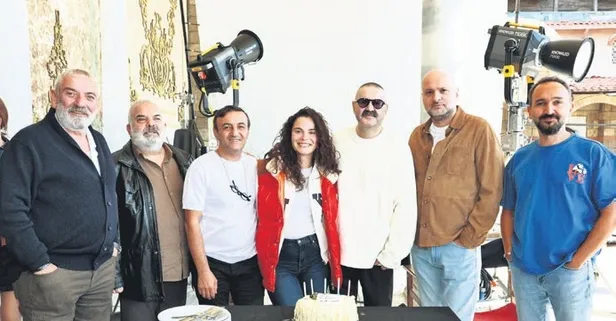 Şafak Sezer yeni yaşına dostlarıyla girdi