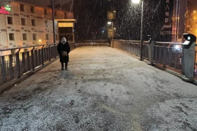 İstanbul'da kar başladı! Meteorolojiden kuvvetli yağış uyarısı